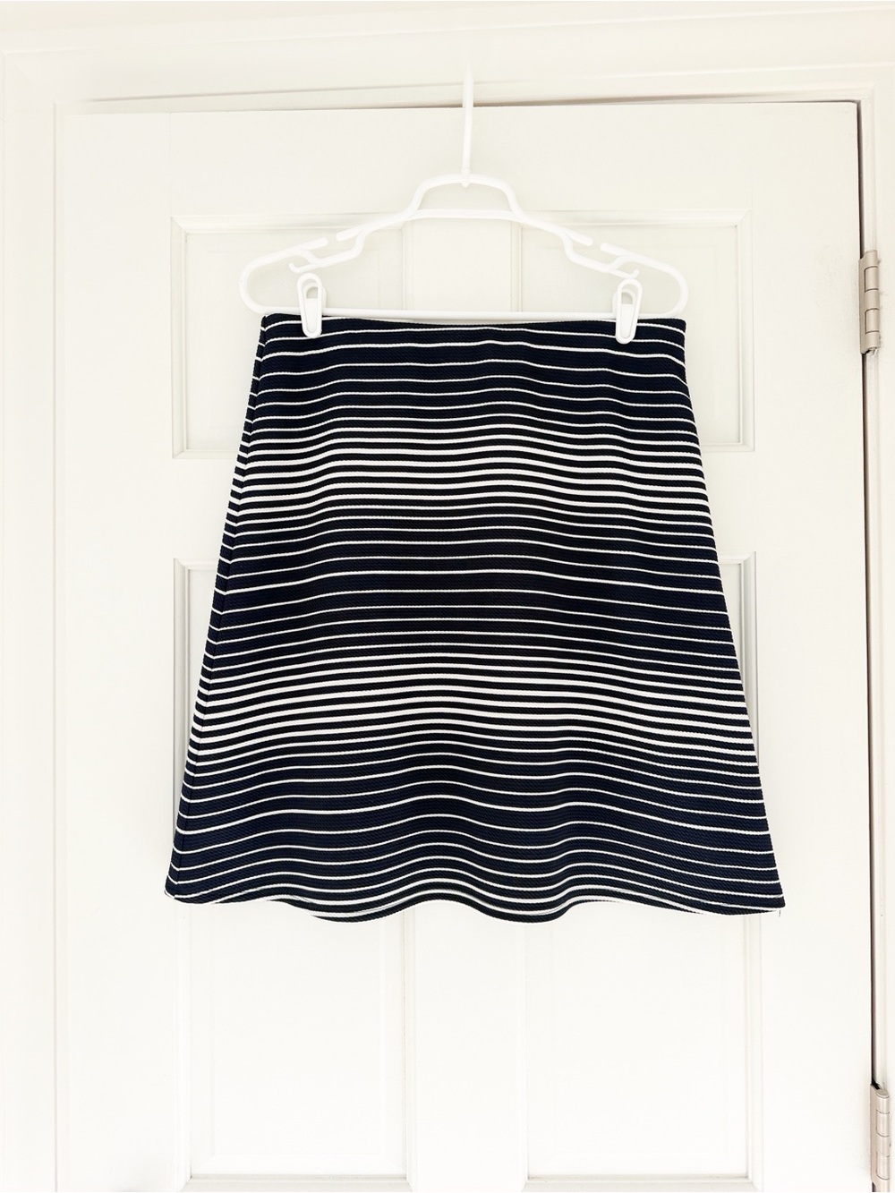 MARGARET M skirt size M navy blue and white striped lined elastic waist